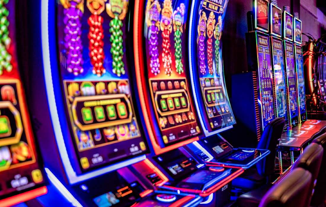 Come Play 900 Slot Machines at Arizona